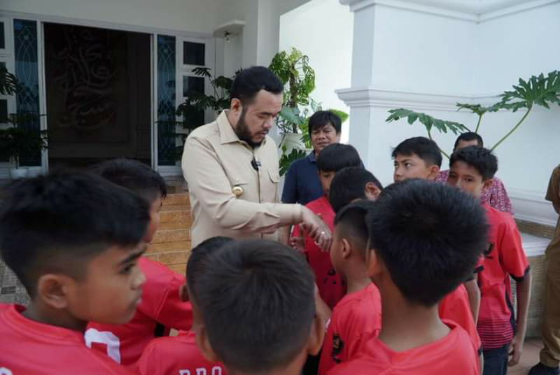 Wako Fadly Amran saat melepas tim sepak bola D. Box Soccer School Padang Panjang , Senin (12/6/2023) di pendopo Rudin Wako.