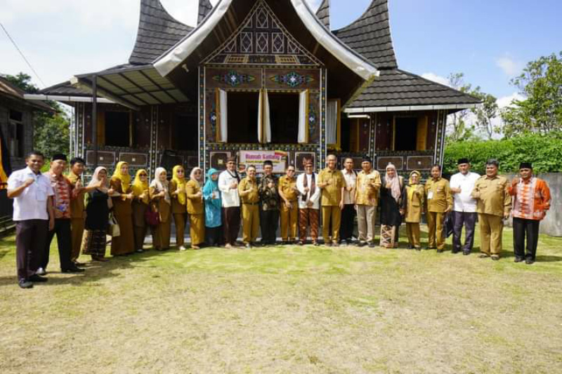 Tim Penilai Lomba Kelurahan Berprestasi tingkat Sumbar diabadikan dihalaman salah satu rumah gadang di Kelurahan Sigando, Senin (12/6/2023).