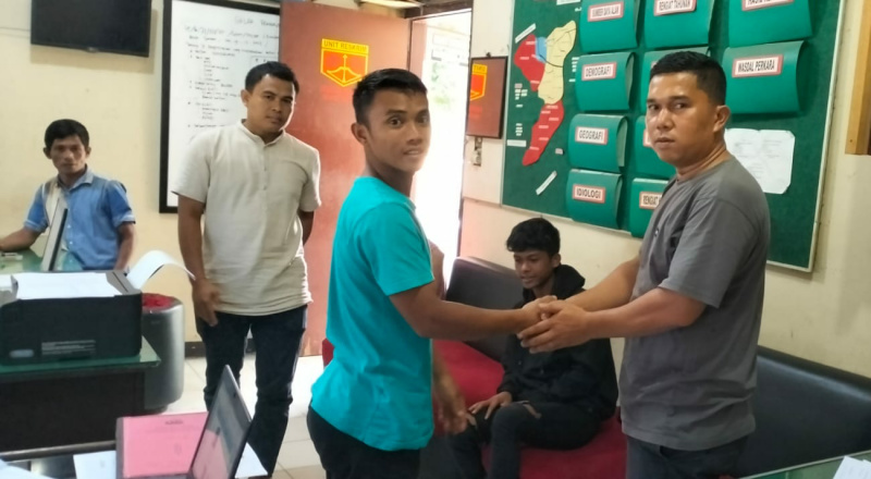 Korban bersama pelaku saat menandatangani surat kesepakatan berdamai sekaligus mencabut surat laporan perkara, disaksikan langsung oleh pihak penyidik.