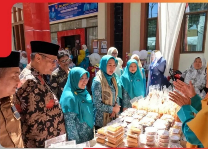 wakil walikota Bukittinggi Marfendi bersama tim penilai TPP PKK Propinsi Sumbar.