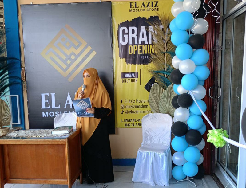Farida saat Grand Opening El Aziz Moslem Store