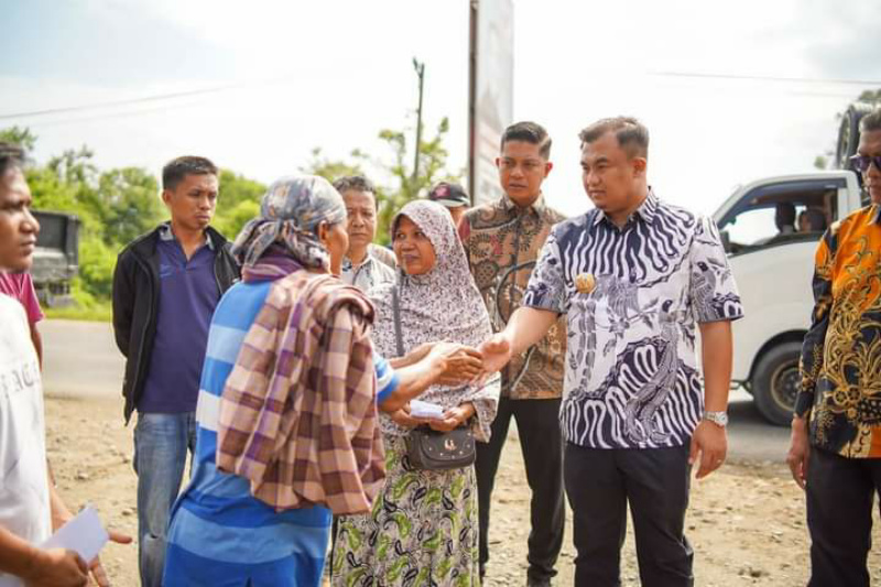 Bupati Dharmasraya Sutan Riska Tuanku Kerajaan kunjungi warga korban kebakaran di Gunung Medan.