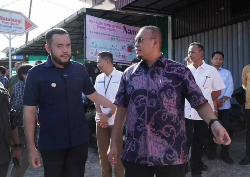 Wako Fadly Amran dampingi anggota DPR RI, Andre Rosiade, tinjau operasi pasar LPG 3 kg di Padang Panjang, Jumat (16/6/2023) siang.