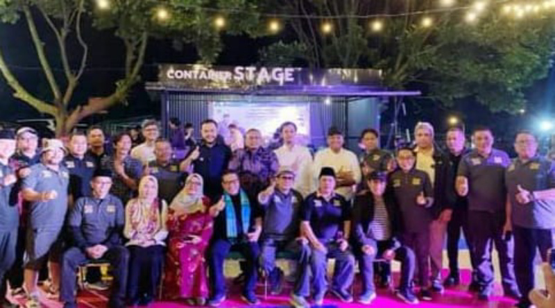 Puluhan tokoh tokoh Sumbar tergabung di group WA TOP 100 diabadikan dikawasan Pasar Seni Kota Padang Panjang, Jumat (16/6/2023) kemaren malam.