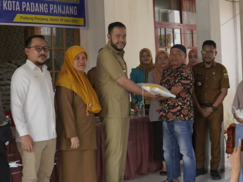 Wako Fadly Amran serahkan bantuan beras pemerintah ke KPM, Senin (19/6/2023) siang, di Kantor Lurah Kampung Manggis.