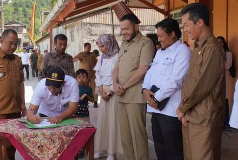 Disaksikan Wako Fadly Amran, Kepala BPP Kusworo Darpinto tandatangani naskah serahterima kegiatan KOTAKU, Senin (19/6/2023) di Kelurahan Busur.