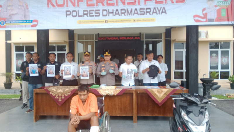 Kapolres Dharmasraya AKBP Nurhadiansyah, saat memaparkan kronologi penangkapan tersangka Curanmor memakai senjata api, dan penanganan diduga mucikari TPPO.