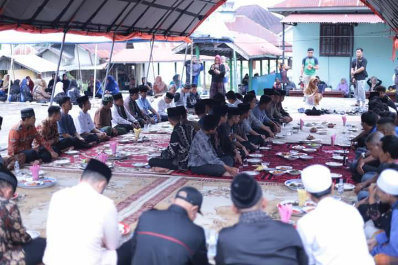 Rombongan mahasiswa Port Dickson Malaysia diajak tradisi Makan Bajamba oleh Wako Fadly Amran, Jumat (23/6/2023) siang, di Medan Nan Bapaneh Kelurahan Sigando.