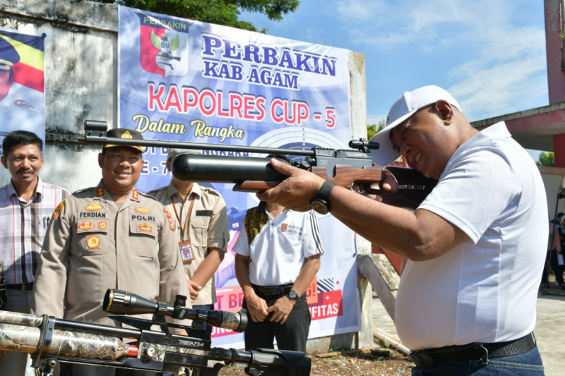 Sekda Agam saat membuka lomba menembak senapan angin dalam rangka HUT Bhayangkara ke 77