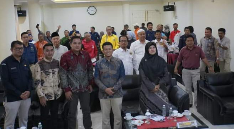 Peserta FGD diabadikan usai kegiatan bersama jajaran KPU Kota Padang Panjang, Sabtu (24/6/2023) di aula hotel Rangkayo Basa Silaingbawah.