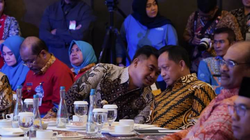 Bupati Dharmasraya Sutan Riska Tuanku Kerajaan, bersama Mendagri Tito Karnavian