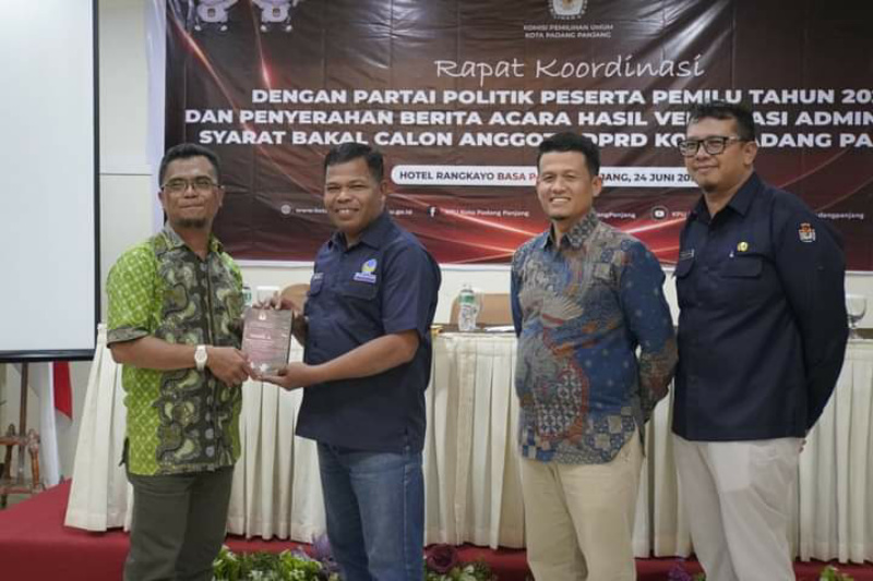 Penyerahan hasil verifikasi bacaleg oleh KPU Padang Panjang pada utusan Parpol, Sabtu (24/6/2023) di aula hotel Rangkayo Basa.