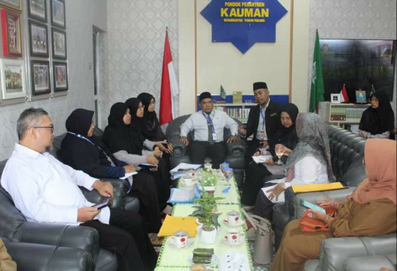 Tim majlis guru MA KMM  Muhammadiyah Kota Padang Panjang, tampak tengah diskusi jelang ikuti lomba SSK tingkat Sumbar.