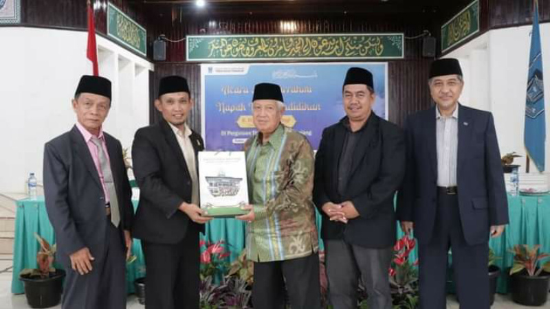 Pimpinan Ponpes Modern Darussalam Gontor saat tukar cinderamata dengan pimpinan Ponpes Thawalib Padang Panjang, Sabtu (24/6/2023) kemaren.
