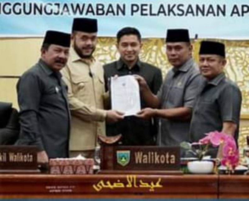 Wako Fadly Amran serahkan naskah Ranperda Pertanggungjawaban APBD 2022, Senin (26/6/2023) siang, di ruang sidang utama DPRD.