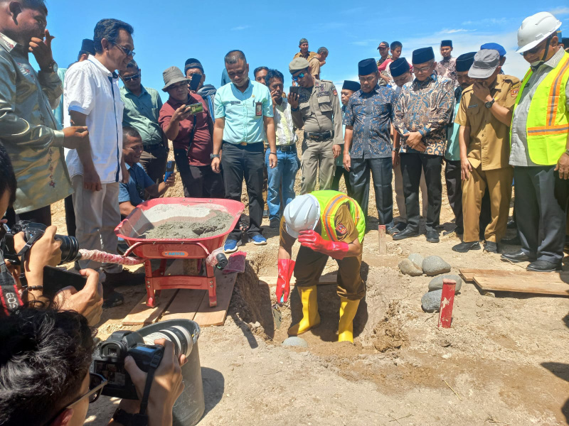 Bupati Agam, Andri Warman saat meletakan batu pertama pembangunan Masjid Sirah di Tanjung Mutiara.