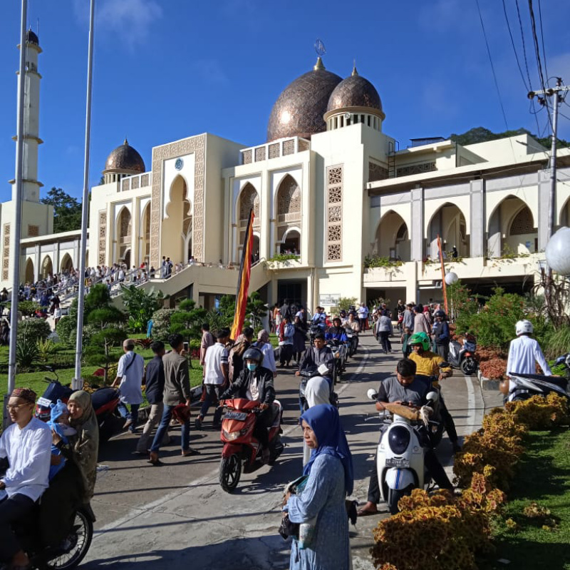 Suasana warga Padang Panjang Batipuah X Koto (Pabasko) usai laksanakan sholat Idul Adha di Mesjid komplek Islamic Centre Kota Padang Panjang, Kamis (29/6/2023) pagi.