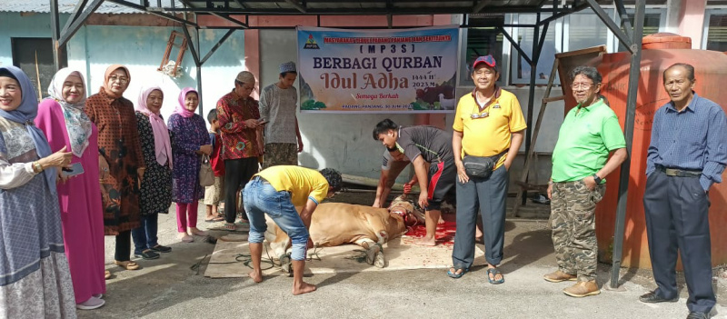 Komunitas MP3S Kota Padang poto bareng dilokasi pemotongan hewan kurban, Jumat (30/6/2023) siang, di areal parkir Semangkok Resto Bancah Laweh.