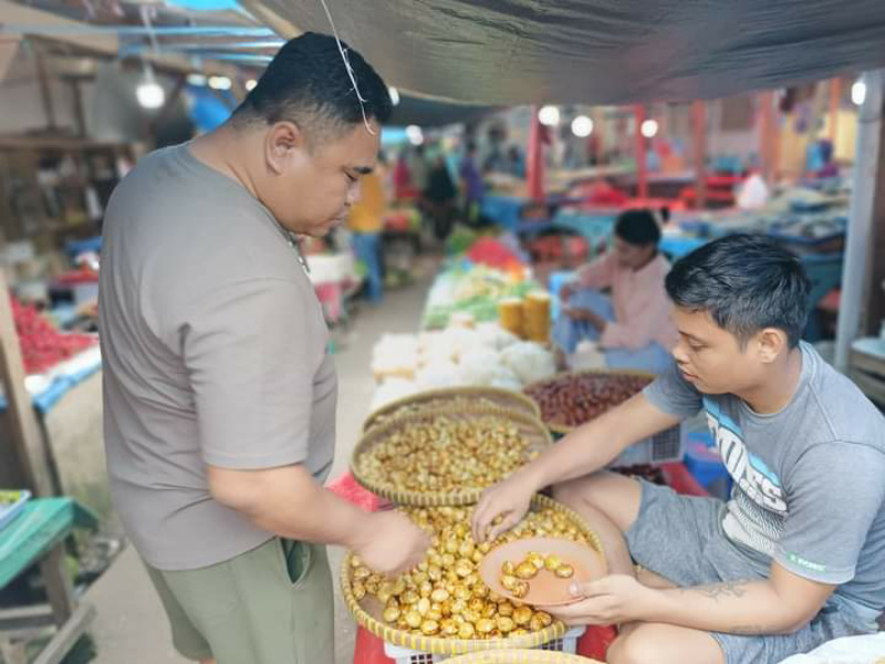 Rico Alviano Berbelanja di Pasar Tradisional Kota Sawahlunto,  Sabtu (1/7)