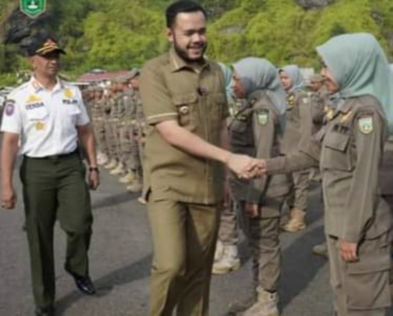 Wako Fadly Amran didampingi Plt. Sat Pol PP_ Damkar, I Putu Venda salami salah seorang anggota Pol PP, usai memimpin apel pagi  satuan ini, Senin (3/7/2023) dihalaman Sat Pol PP-Damkar.
