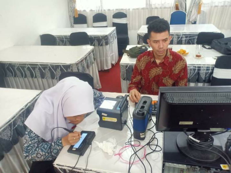 Petugas Disdukcapil Kota Padang Panjang saat ambil data siswa untuk pesta Pemilu 2024.