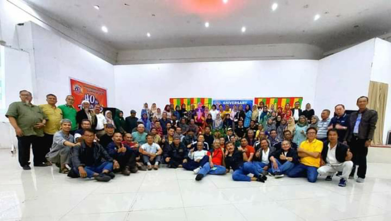 Alumni SMA N Padang Panjang A-83 poto bareng usai acara Anniversary ke 40.