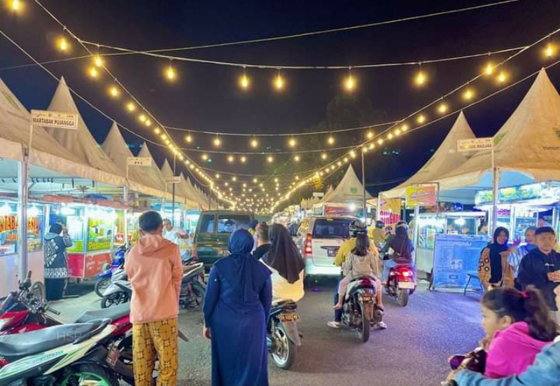 Kawasan destinasi unggulan wisata kuliner Kota Padang Panjang di terminal Kantin dikala malam.