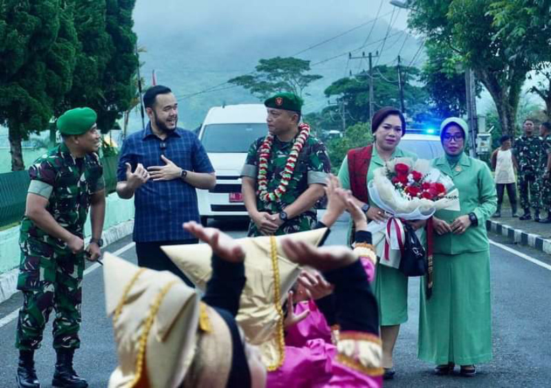 Wako Fadly Amran saat nenyambut kunjungan kerja Danrindam/I BB, Letkol Inf. Charles B P Sagala, SH, MIP, Rabu (5/7/2023) di Kota Padang Panjang.