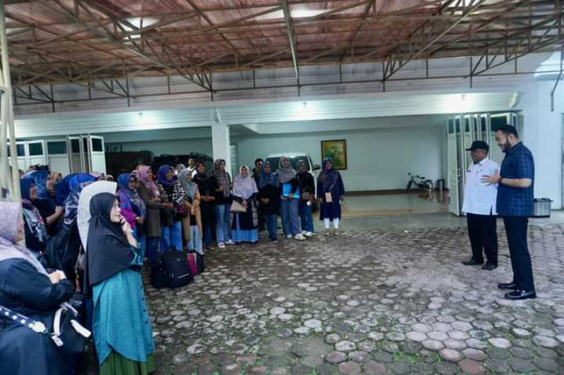 Wako Fadly Amran saat lepas rombongan PSM Padang Panjang studi tiru ke Kota Medan, Rabu (5/7/2023) di kediamannya.