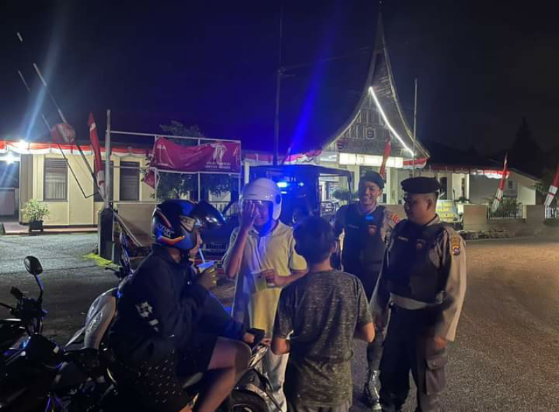 Petugas  Polres Padang Panjang saat lakukan patroli preventif pada malam hari.