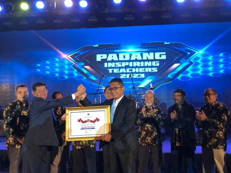 Ketua PWI Sumbar Dr Basril Basyar menyerahkan penghargaan Tokoh Peduli Pers 2023 kepada Wali Kota Padang Hendri Septa
