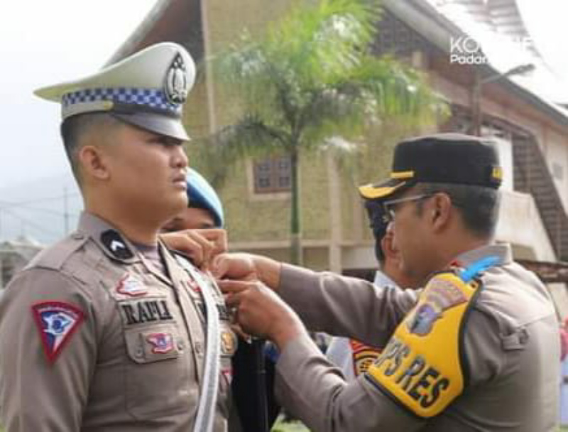 Kapolres Padang Panjang, AKBP Donny Bramanto, SIK saat sematkan tanda pada anggota Operasi Keselamatan Singgalang 2023, Senin(10/7/2023) dihalaman Mapolres setempat.