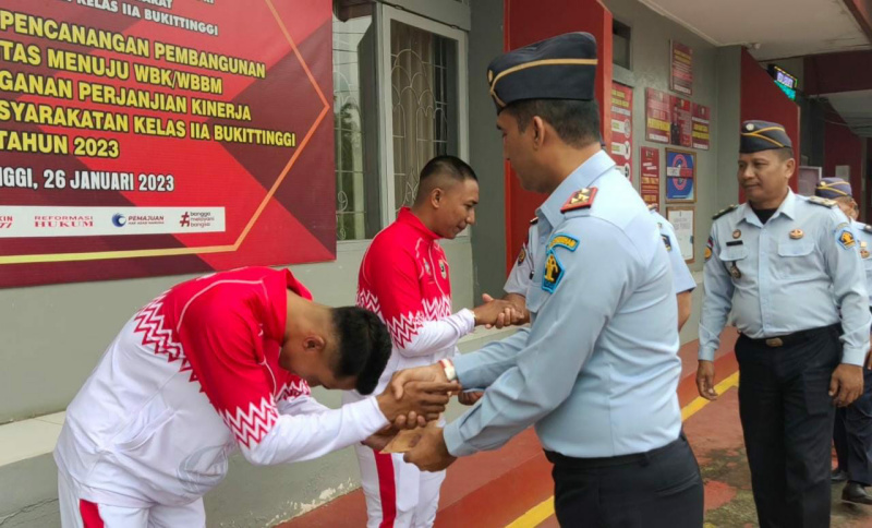 Kalapas Kls II A Bukittinggi Marten lepas 2 orang ASN ikuti PON Korpri Semarang.