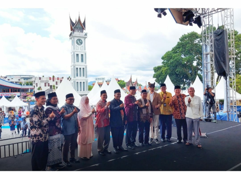 Gubernur Sumbar Mahyeldi usai buka Festival Ekonomi Syariah dan Ekonomi Digital  Minangkabau Sumatera Barat tahun 2023