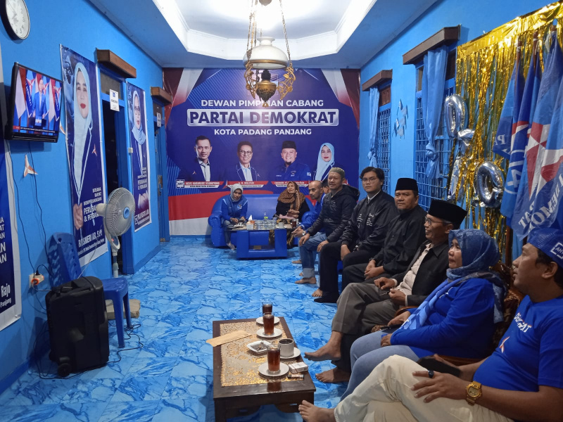 Keluarga Besar Partai Demokrat Kota Padang Panjang, Jumat (14) 7/2023) malam, ikuti pidato politik Ketum AHY.