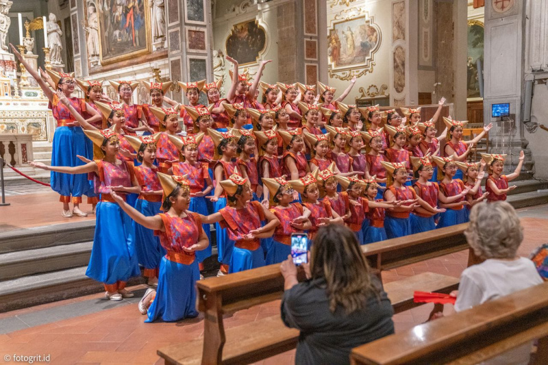 The Resonanz Childrens Choir (TRCC) saat menyanyikan lagu tradisional Minang, Sumatera Barat, berjudul Tak Tong Tong yang  pada kompetisi Leonardo Da Vinci International Choral Festival, Kamis (13/7), di kota Firenze, Italia.