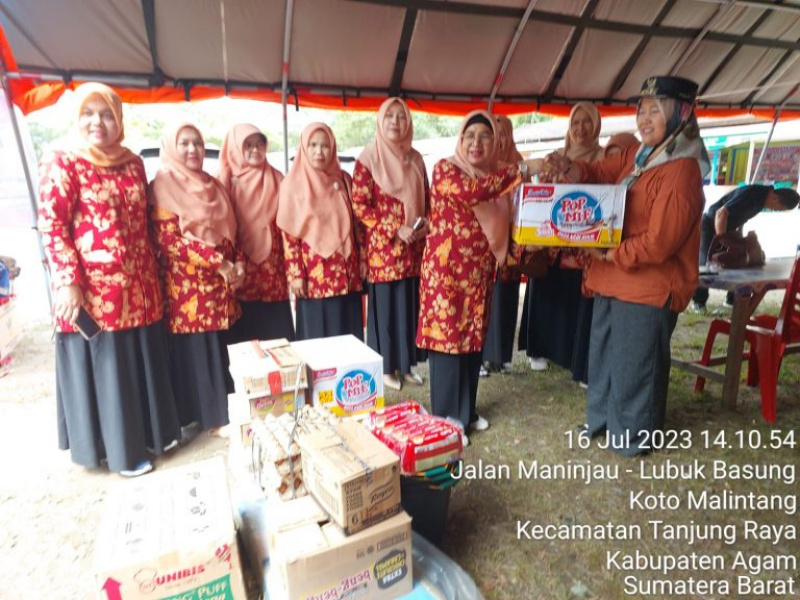 DWP Agam saat menyalurkan bantuan bagi korban bencana longsor di Tanjung Raya