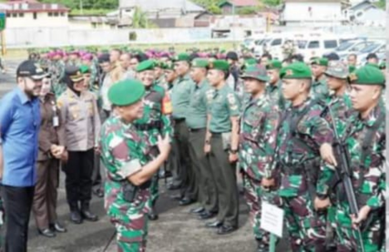 Danrem 032/Wbr, Brigjen TNI, Rayen Obersyl didampingi Wako Fadly Amran, disaat apel gelar pasukan kedatangan Ketua Dekranasda Pusat, Hj, Wury Makruf Amin, Rabu (19/7/2023), bertempat di lapangan Bancah Laweh.