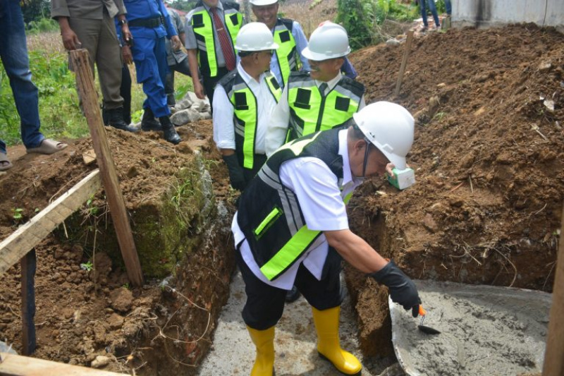 Bupati Agam, Andri Warman melakukan peletakan batu pertama rehab gedung AMDK