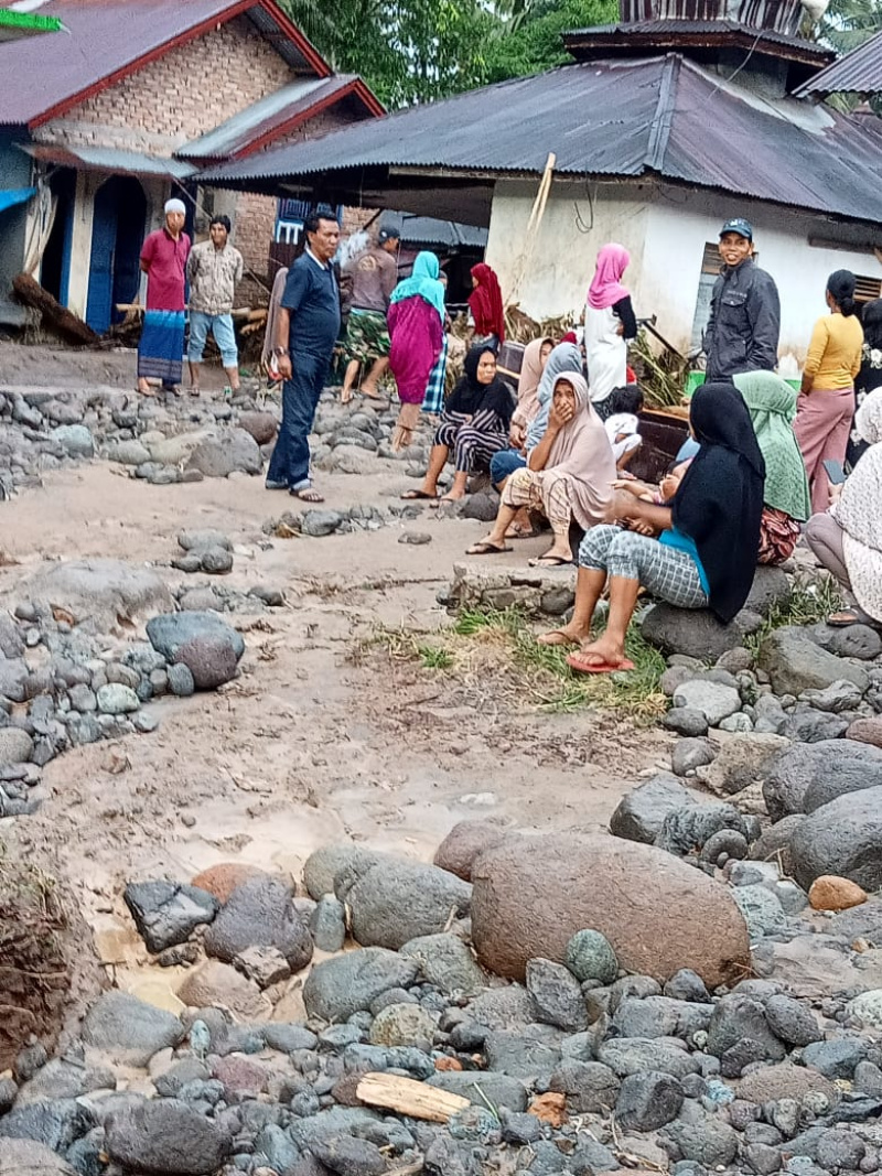 Wali Nagari Limo Koto Ismet Junaidi tebgah meninjau lokasi banjir bandang.