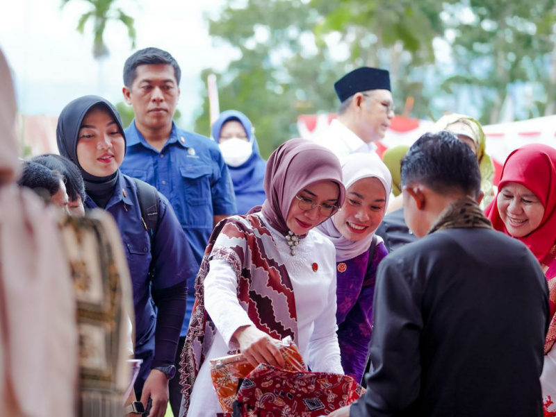 Ketua Umum Dekranas Pusat Ibu Wury Maruf Amin meninjau hasil kerajinan.