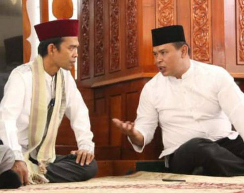 Ketua DPRD Padang Panjang, Mardiansyah saat berbincang dengan Ustad Abdul Somad (UAS) di sebuah kesempatan.
