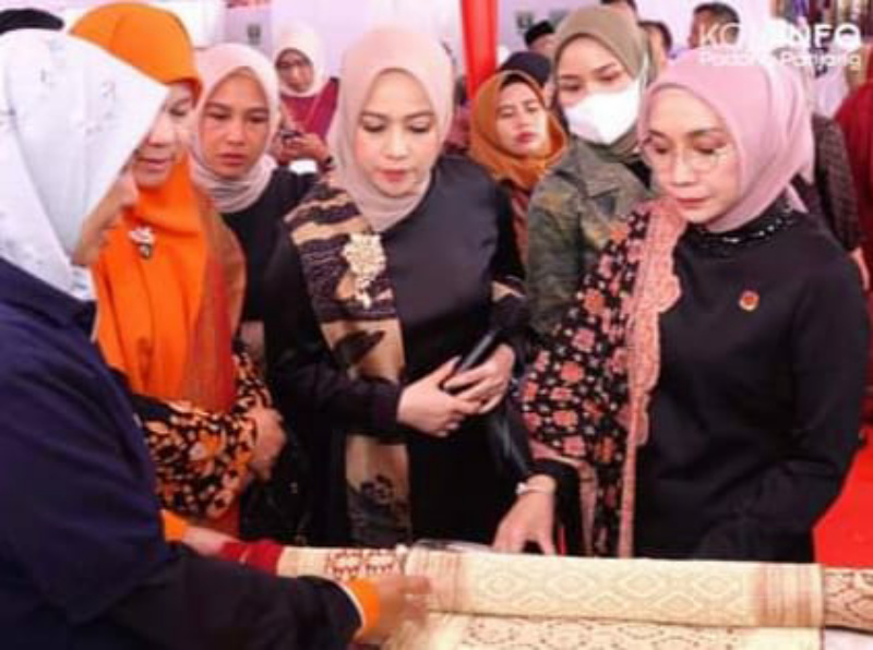 Istri Wapres Hj. Wury Estu Handayani Maruf Amin saat meninjau Booth UMKM Kriya di pelataran kampus ISI Padang Panjang, Jumat (21/7/2023) siang.