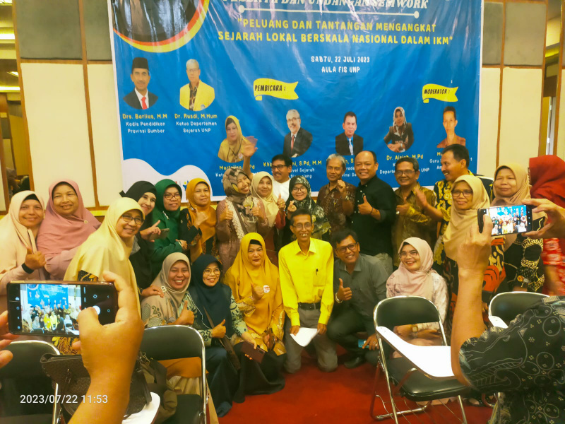 Foto Bersama Pemateri dan Peserta Seminar