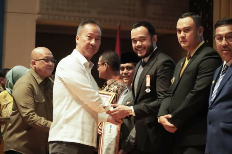 Wako Fadli saat menerima penghargaan Koperasi dari Dekopin, diserahkan Menteri Perindustrian, Agus Gumiwang Kartasasmita, Ahad (23/7/2023) di Audotorium UNP Padang.