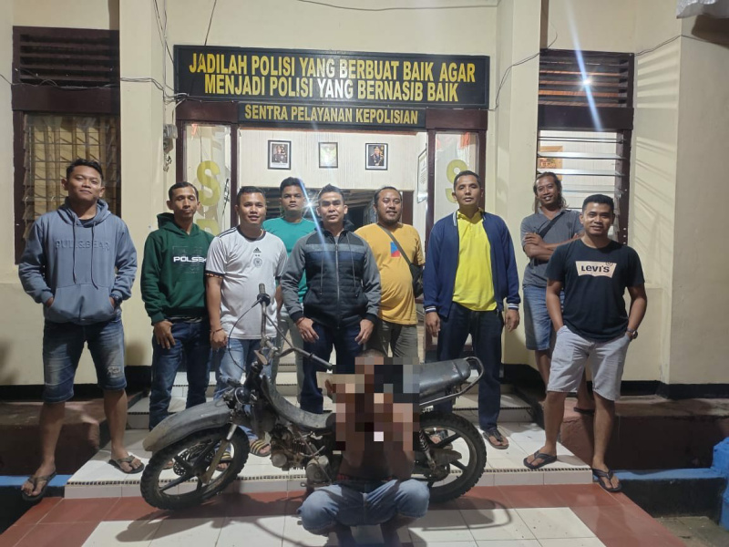 Pelaku Curanmor dan Barang Bukti saat diamankan Anggota Unit Reskrim Polsek Sungai Rumbai