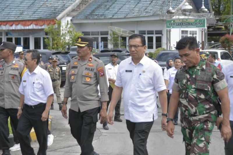 Setdako Padang Panjang, Sonny Budaya Putra didampingi tim gabungan dari unsur TNI_Polri dan OPD terkait, saat pengambil alihan pengelolaan pasar sayur Bukik Suruangan, Rabu (2/8/2023) siang.