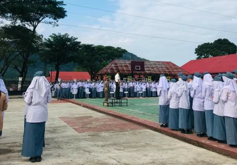 Plt. Kasat Pol PP Damkar Padang Panjang, I Putu Venda, Senin (7/8/2023) kemaren, bertindak sebagai pembina upacara di SMA N 3.