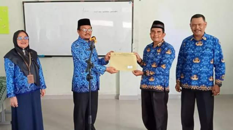 Kakan Kemenag Alizar Chan saat menyerahkan SK pengangkatan pada salah seorang PPPK Kemenag, Selasa (15/8/2023) kemaren di kampus II MTsN Padang Panjang.