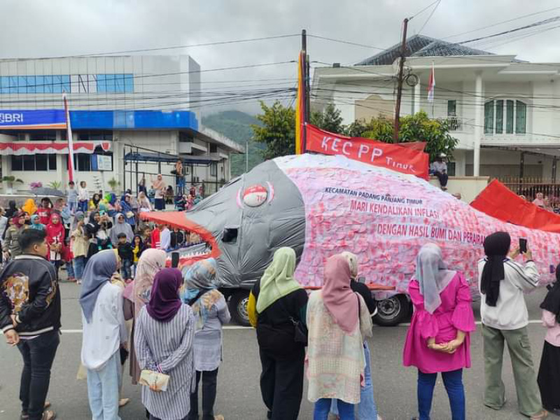 Mobil hias ikan raksasa karya Camat PPT, Asrul, curi perhatian pengunjung pawai alegoris, Sabtu (19/8/2023) siang.